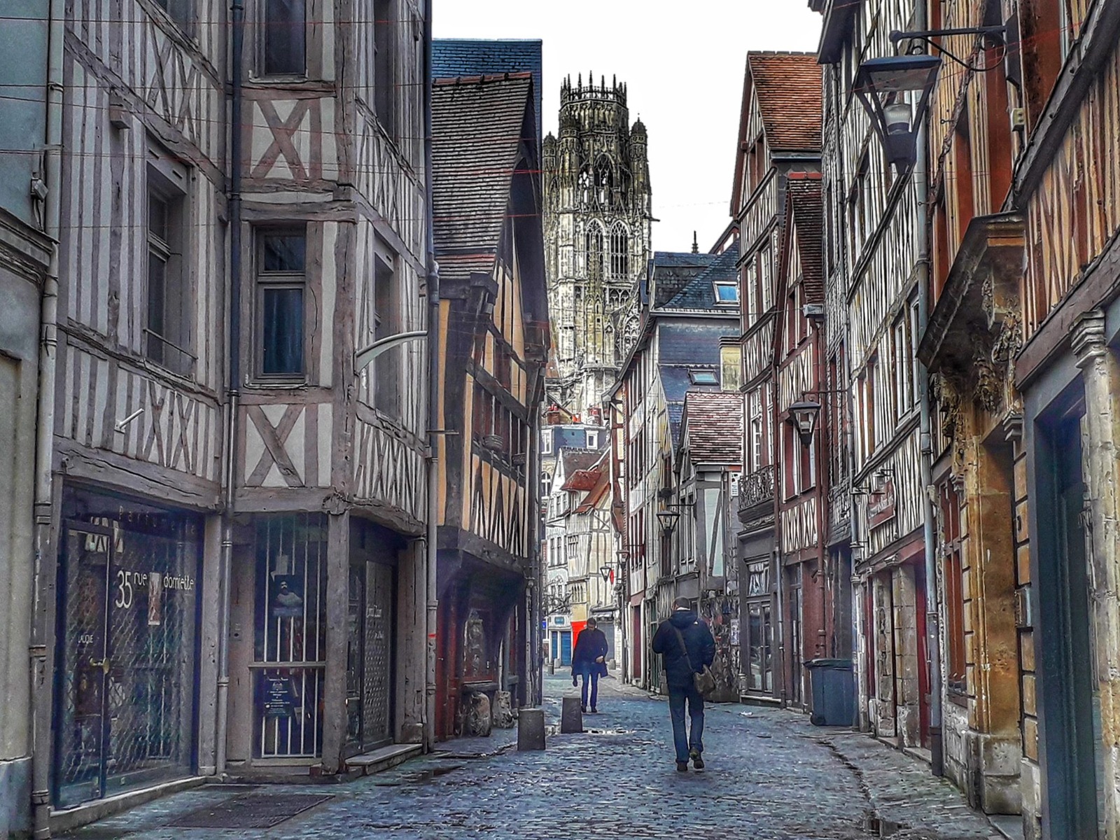 Vue du Gros-Horloge et des maisons à colombages du vieux Rouen au crépuscule