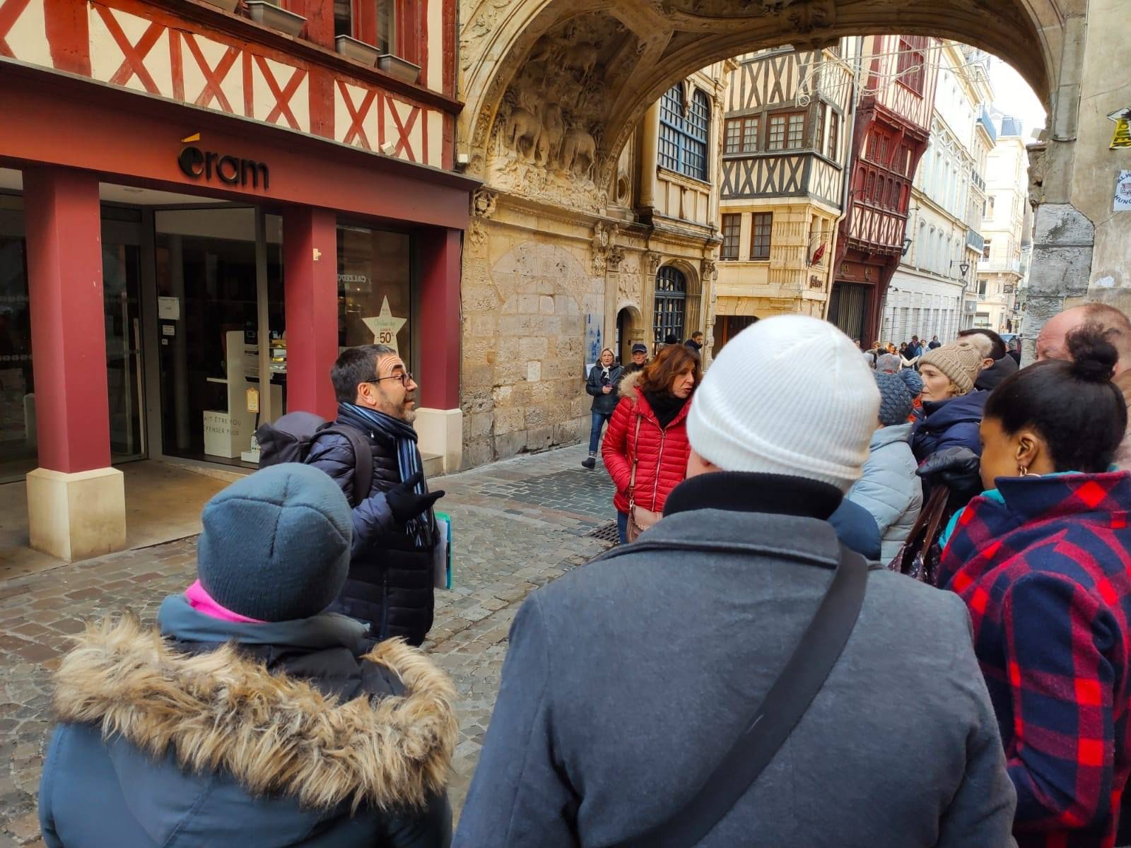 Groupe en visite guidée hivernale dans le vieux Rouen